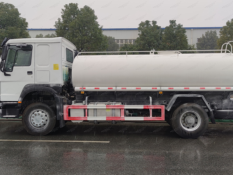 Howo 4x2 truk tangki air meter kubik