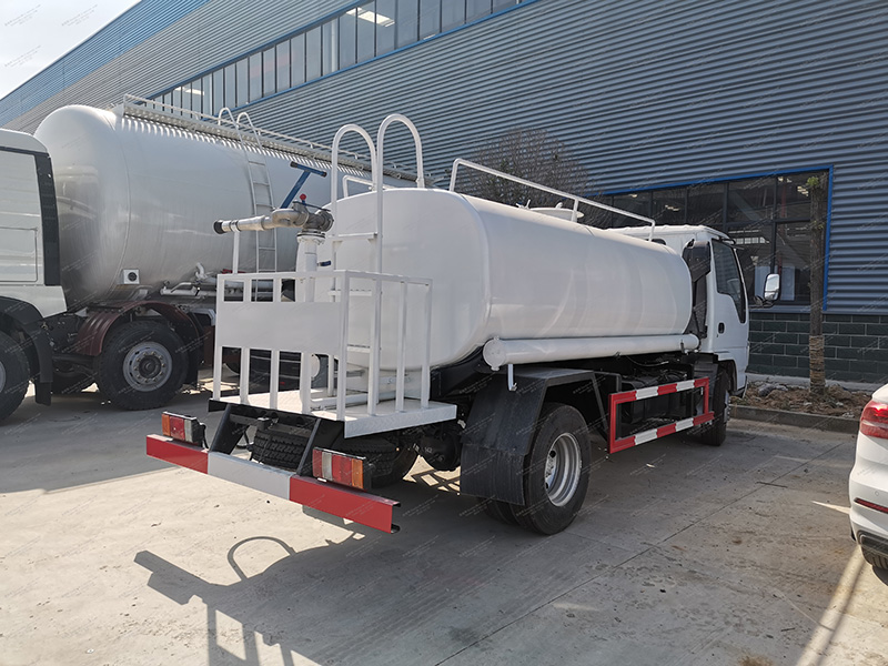 Truk sprinkler isuzu 100p