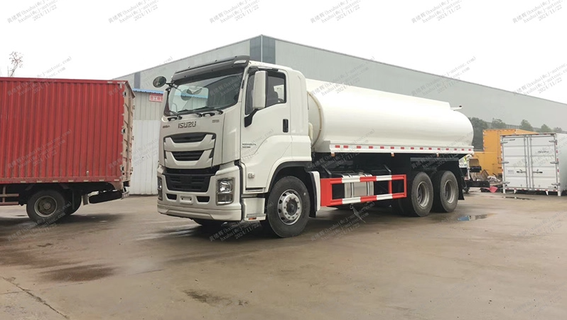 Truk sprinkler Isuzu 4x2 