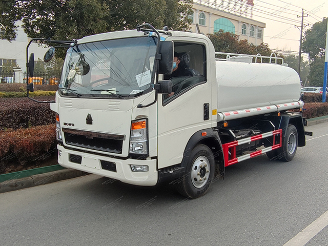 Howo 4x2 8 Truk tangki air meter kubik