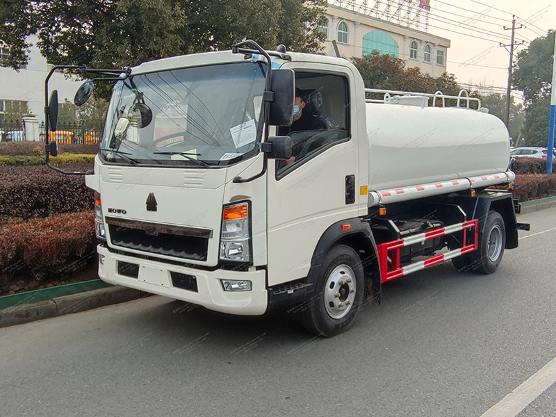 Howo 4x2 8 Truk tangki air meter kubik