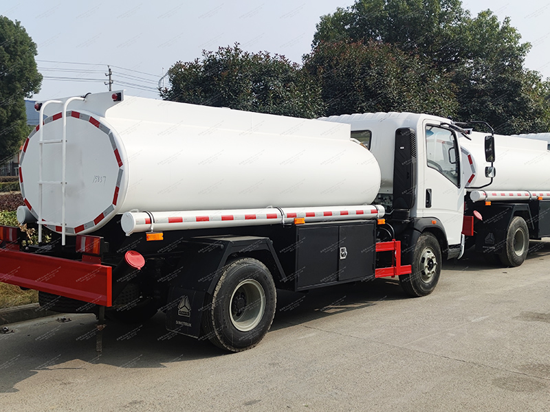 Howo 4x2 15 truk tangki air meter kubik