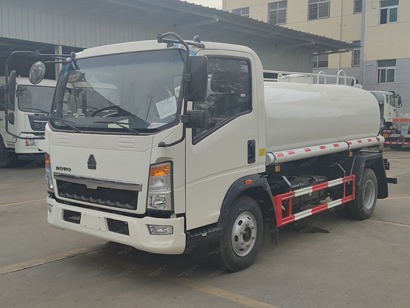 Howo 4x2 8 Truk tangki air meter kubik