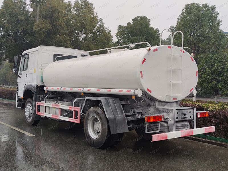 Howo 4x2 truk tangki air meter kubik