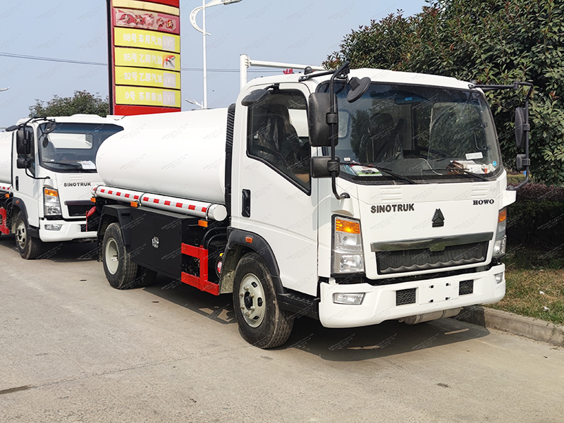 Howo 4x2 15 truk tangki air meter kubik