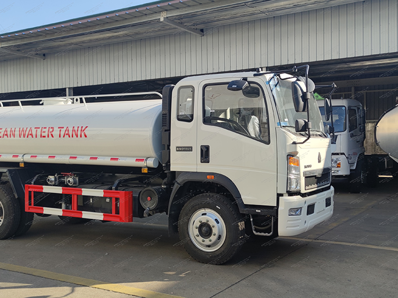 Howo 4x2 truk tangki air meter kubik