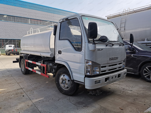 Truk sprinkler isuzu 100p