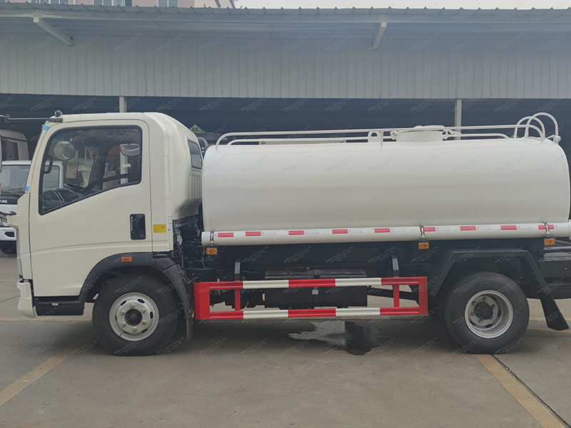 Howo 4x2 8 Truk tangki air meter kubik