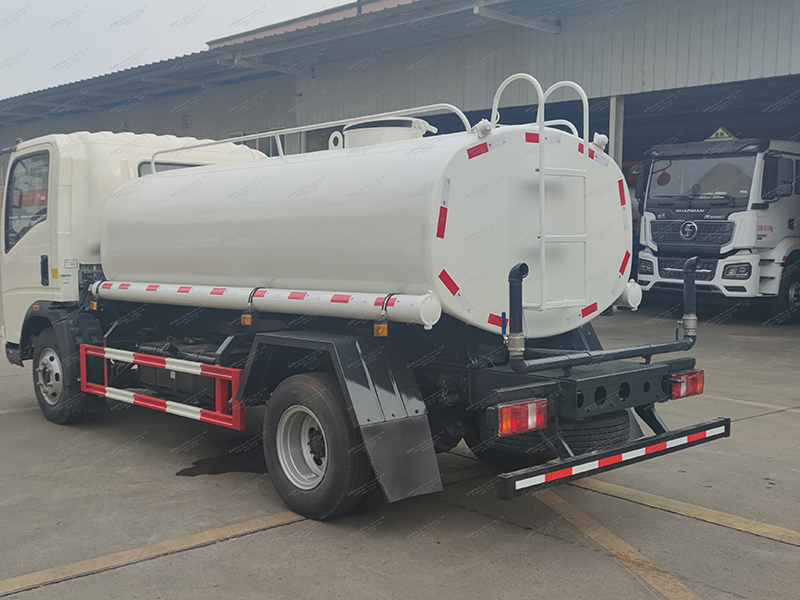 Howo 4x2 8 Truk tangki air meter kubik