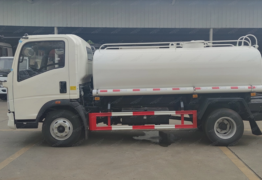 Howo 4x2 8 Truk tangki air meter kubik