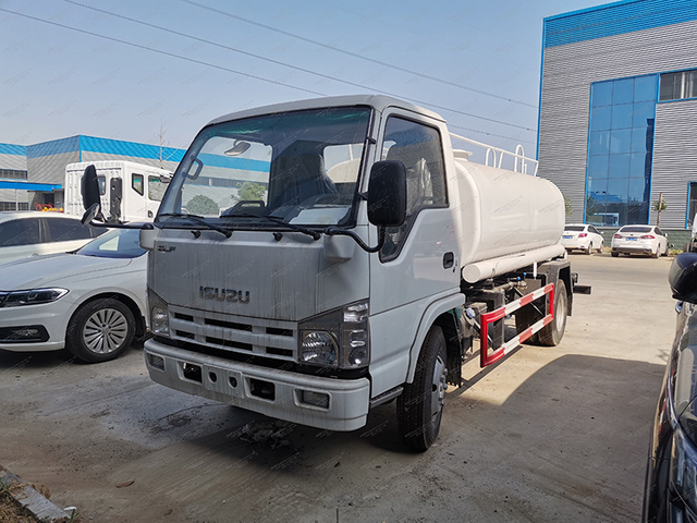 Truk sprinkler isuzu 100p