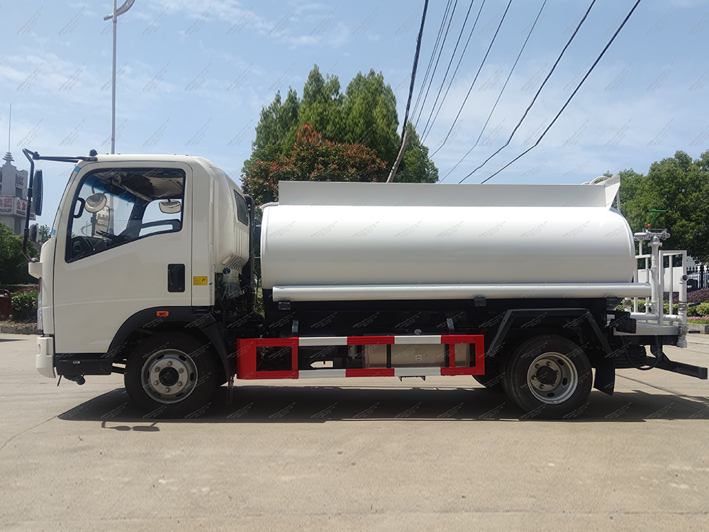 Howo 4x2 truk tangki air meter kubik