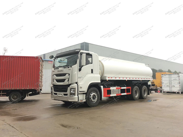 Truk sprinkler Isuzu 4x2