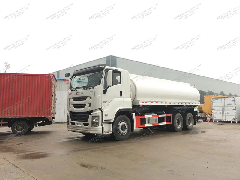 Truk sprinkler Isuzu 4x2