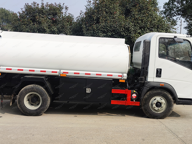Howo 4x2 15 truk tangki air meter kubik