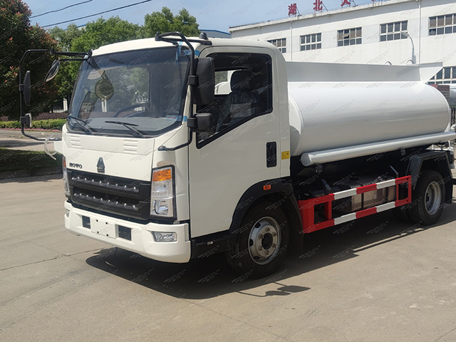 Howo 4x2 truk tangki air meter kubik