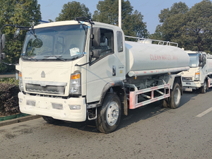 Howo 4x2 truk tangki air meter kubik