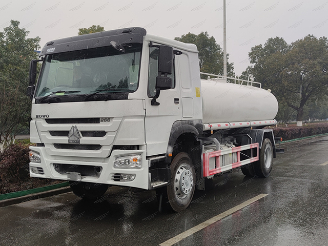 Howo 4x2 truk tangki air meter kubik