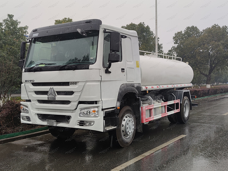 Howo 4x2 truk tangki air meter kubik